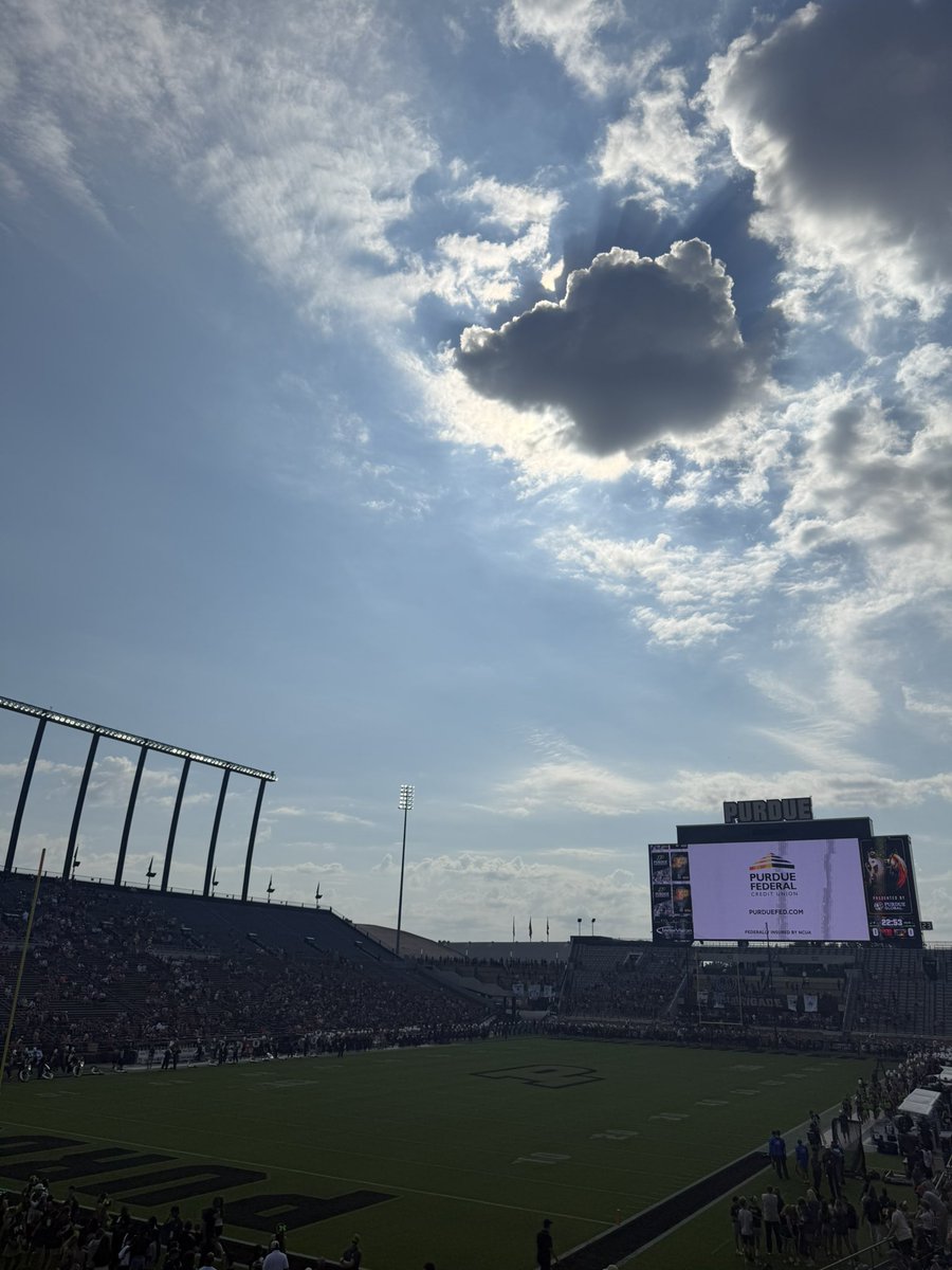 mtgent's tweet image. This cloud is the most popular thing as Ross Ade Stadium at the moment. It is hot!