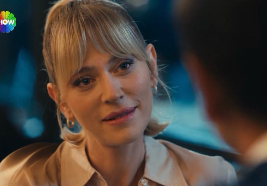 masadaki çay bardağının bile onaylamadığı oğlana bizim bakışlar