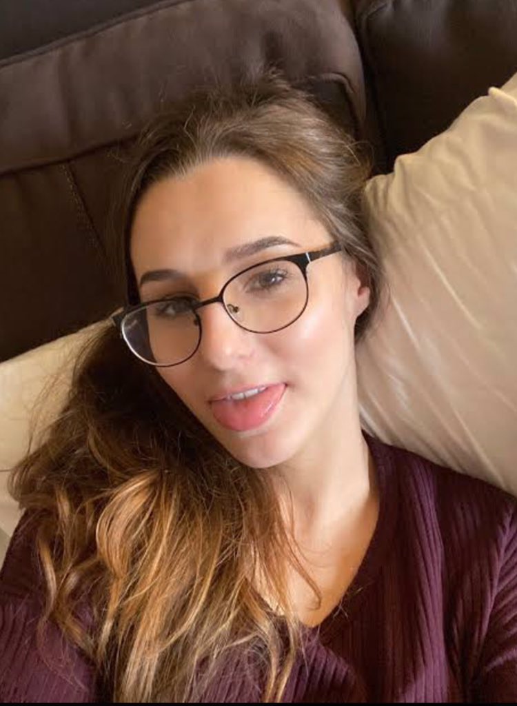 RubyYesmay5125's tweet image. Hey darling 
Wanna chat with me ❤️❤️👌🍆
