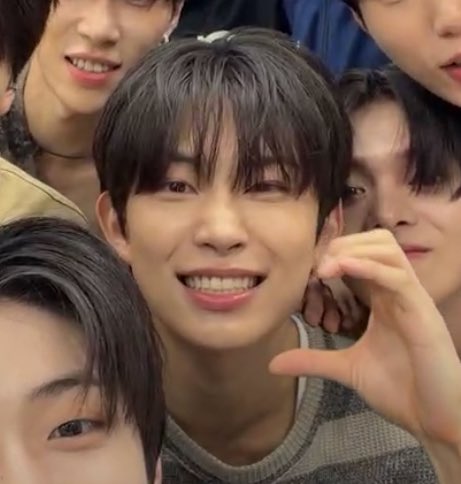 아 건우얼굴 너무 좋아