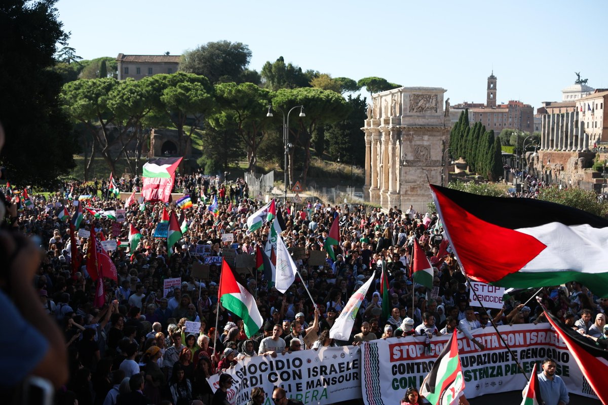 eldiarioes's tweet photo. Una marea humana rodea el coliseo de Roma para apoyar al pueblo palestino  https://t.co/xABySDXfqh https://t.co/M6hANiAtm1