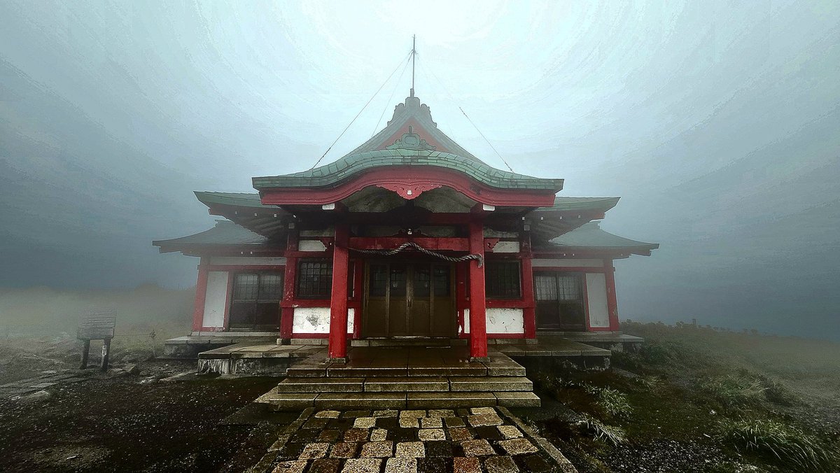 昨日は弟分と箱根神社元宮へお礼参り。始発のロープウェイで人は少なく濃霧で幽玄な世界。撮った写真に、空に放射状のような微細な線が見えるので、画像の出力を変えてみたらあら神秘的。光のある位置に太陽はないのに。カメラの具合かと下山してから試しに曇り空を撮ってもそんな光や筋は出ず。