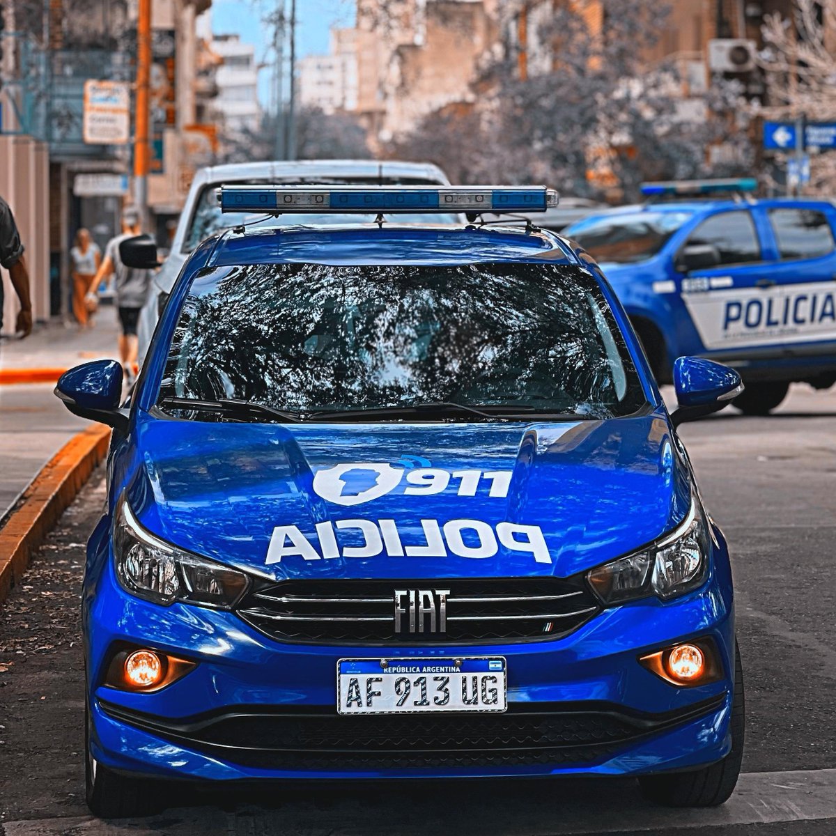 PoliciaCbaOf's tweet photo. MENOR DETENIDO POR ROBO VIRAL EN BARRIO OBSERVATORIO

🚓 Un adolescente de 15 años con antecedentes penales, fue detenido por efectivos de la Policía de Córdoba, sindicado de robar celulares y dañar una camioneta Chevrolet Tracker, hecho viralizado en redes sociales a través del @eldoceoficial.

🖲️ El rápido accionar fue coordinado entre operadores de cámaras del 911 y uniformados del CAP.