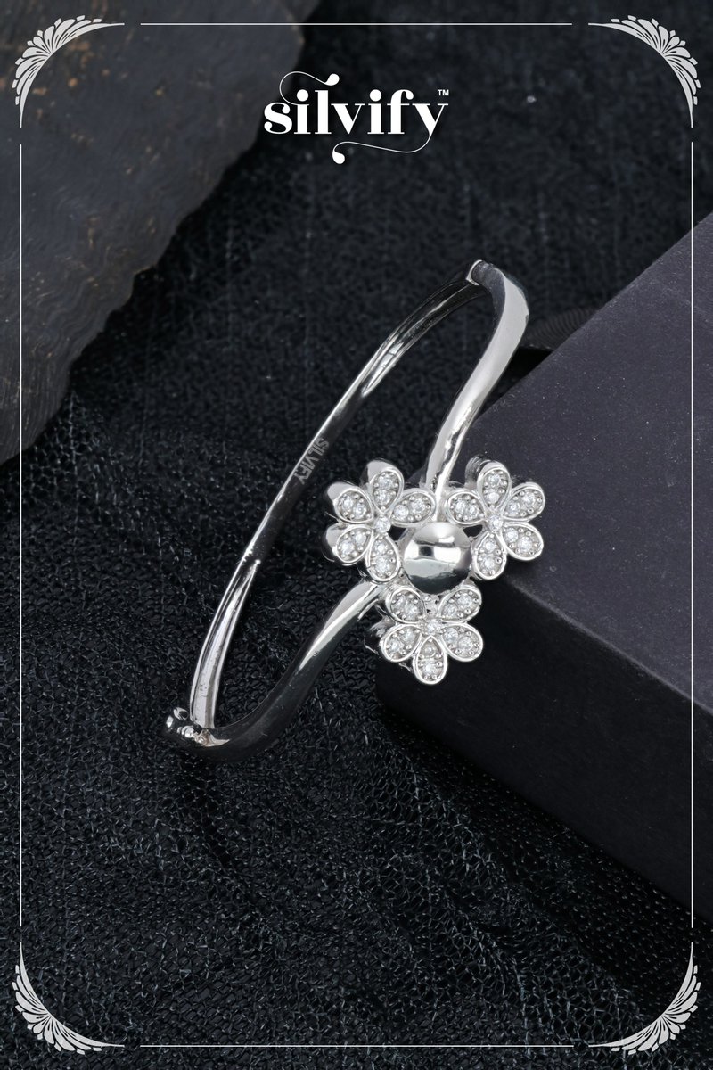 SilvifyOfficial's tweet photo. We brought the moon to your wrist. 🌙 Meet Crescent Glow by Silvify.

Natural diamonds, luxe finishes, zero fuss.

#Silvify #CrescentGlowBracelet #QuietLuxury #AffordableLuxury #14KGold #925Silver #NewArrivals #MadeToShine https://t.co/PclbDUExar