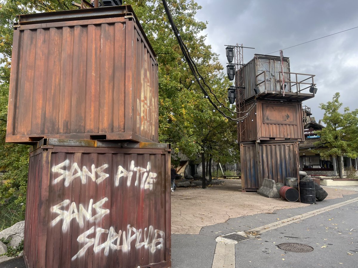 Le Camp des Lames d’Acier est prêt à prendre vie au Parc Astérix. En revanche, les animations de la zone sont exclusivement réservées aux nocturnes Peur sur le Parc. 🧟‍♂️
