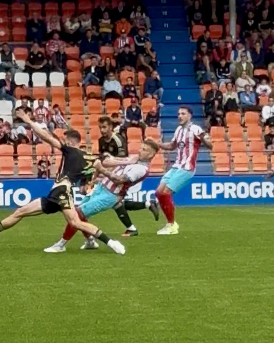 Ponen el VAR en 1ª RFEF para esto… un sinsentido, una vergüenza. 

Decían que el VAR venía para mejorar la categoría, bla bla bla…. 

#LugoCacereño 💚⚪️