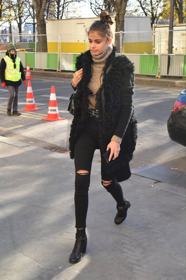 IciClover's tweet photo. les autres meufs dehors quand il fait froid vs moi https://t.co/vbfF1acHf8