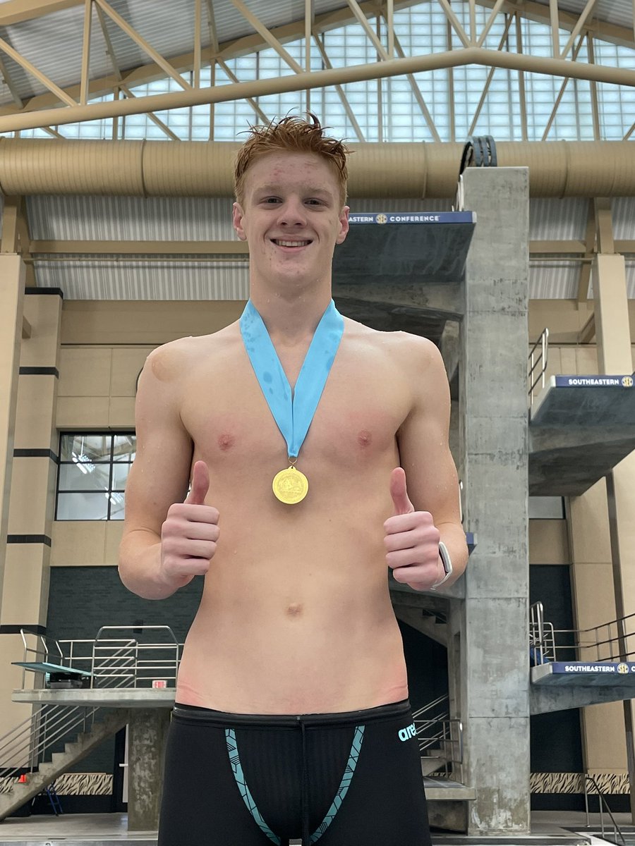 Graham Henderson is the COMO champion in the 50 Free with a 21.04!  Nathan Searls dominates the B Final to take 9th with a lifetime best by over half a second of 21.32!