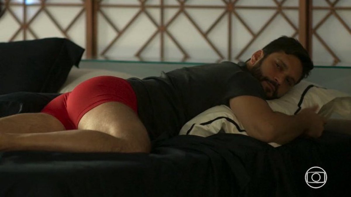 eguafessor's tweet image. Deitado assim só que com cueca preta