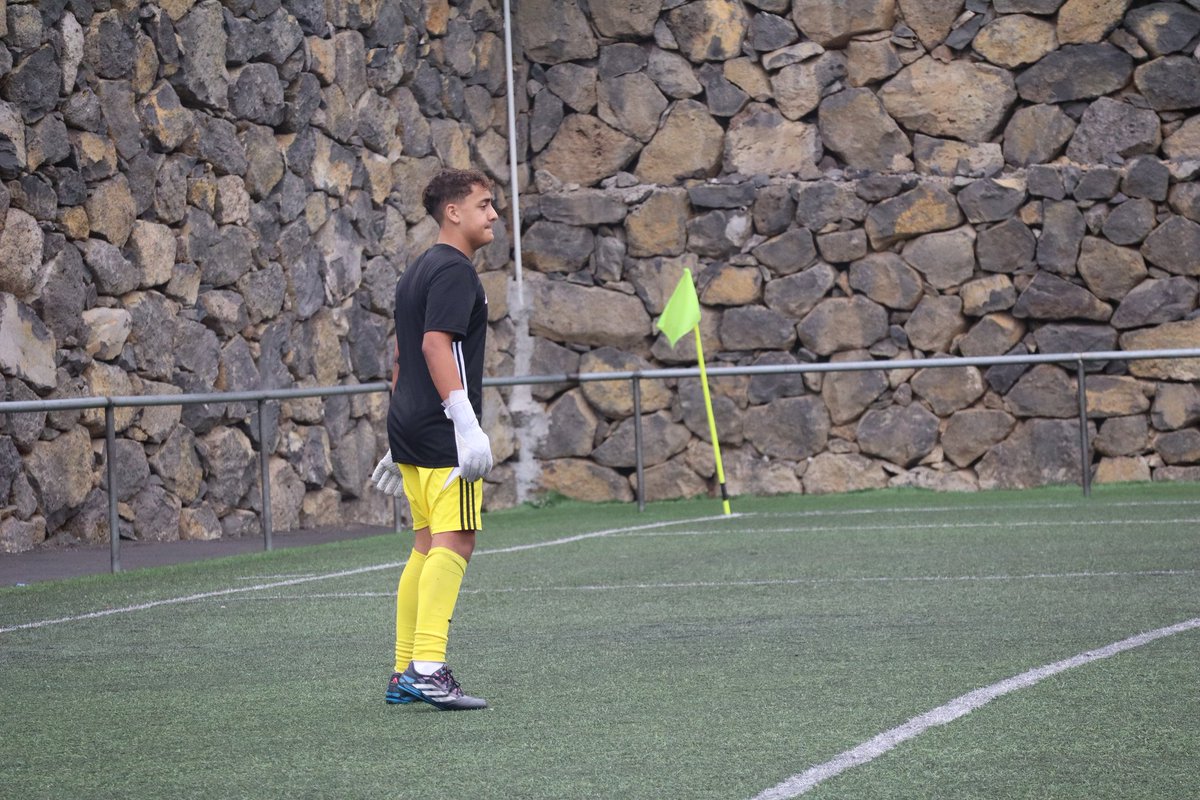 🔵⚫ CADETE PREFERENTE ⚫🔵

🔥 Todo preparado en el Antonio Yeoward.

Nuestros cadetes ya completan el calentamiento previo al encuentro frente al Atlético Victoria 💙🖤

#SaleElSol #udlt #UDLTATV