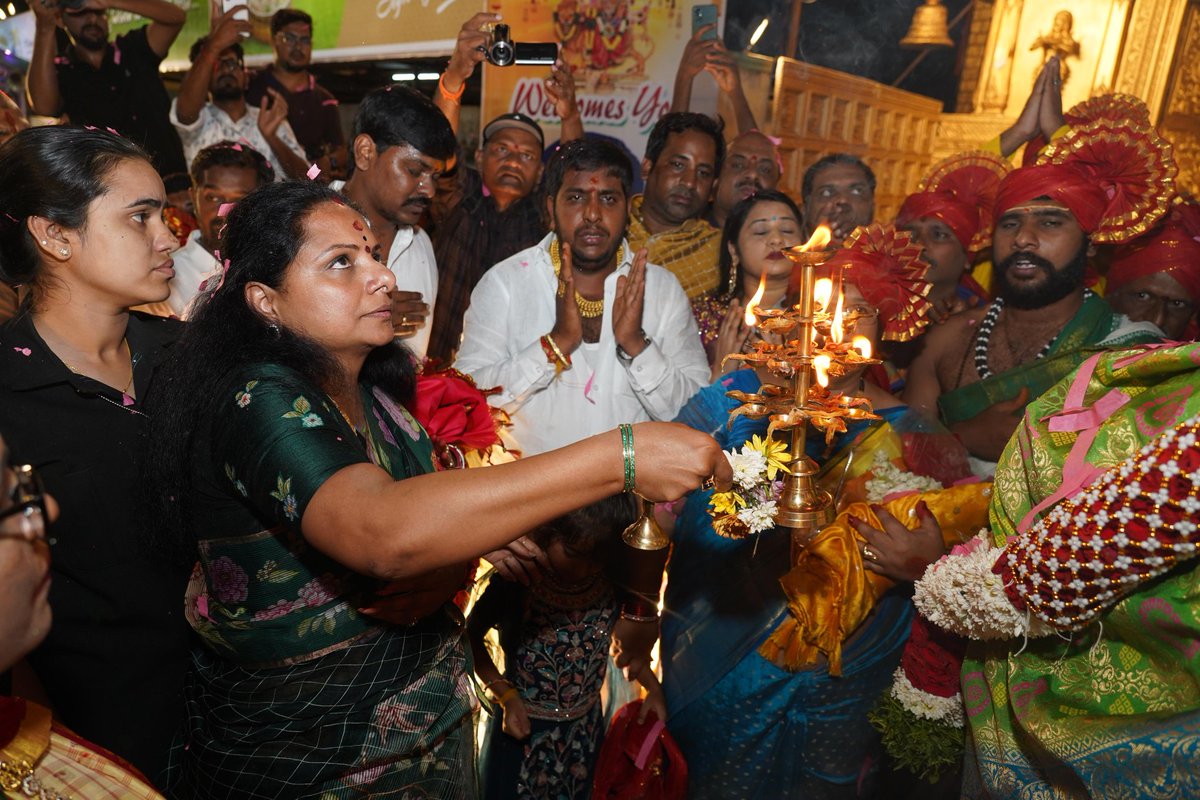 బోయిన్ పల్లిలో జరిగిన దుర్గా దేవి నవరాత్రి ఉత్సవాల్లో పాల్గొని అమ్మవారిని దర్శించుకున్న తెలంగాణ జాగృతి అధ్యక్షురాలు <a href="/RaoKavitha/">Kavitha Kalvakuntla</a>