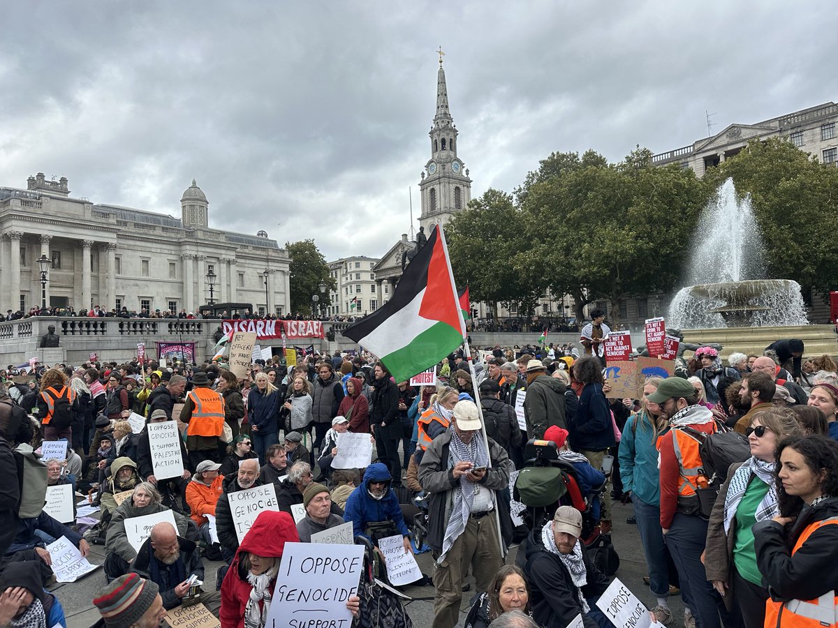 class_bore's tweet image. The cops are acting like idiots again in Trafalgar Square. The Palestine Action ban is entirely the fault of Starmer’s hated Labour govt though. #FreePalestine 🇵🇸