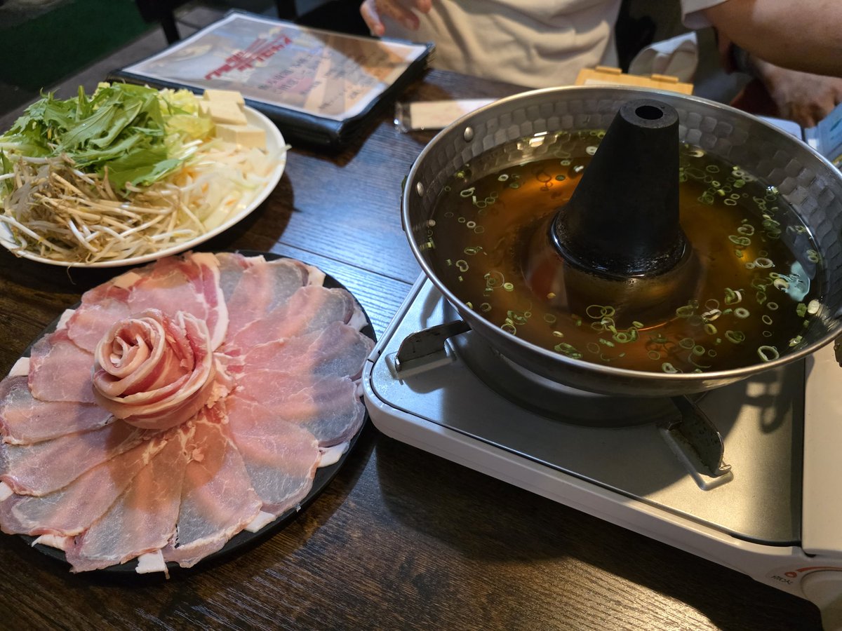yappy__'s tweet photo. 昼はミーバイのバター焼き定食
おろしニンニクもついてパンチがあり美味でした
夜はあぐ～豚しゃぶしゃぶ食べ放題
めっちゃ追加あぐ～した
平仮名やから雑種の方やったけど美味しかった https://t.co/s2hIwz1Hqo