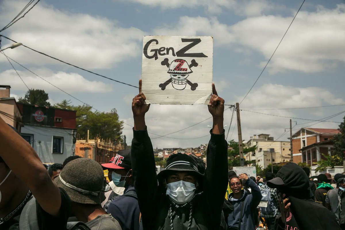InfosFrancaises's tweet photo. 🇲🇬 MADAGASCAR : La Gen Z se révolte et réclame désormais le départ du président Andry Rajoelina. 

Malgré la répression violente envers les manifestants ayant fait 22 morts et des centaines de blessés et la dissolution de tout le gouvernement par le chef de l'État, les manifestations se multiplient sur l'île particulièrement pauvre de l’océan Indien. 
Les revendications y dépassent désormais le ras-le-bol initial qui s'exprimait contre les coupures incessantes d'eau et d'électricité. Désormais, la génération Z excédée par la corruption, en appelle à la solidarité en direction de leurs aînés de la génération X et durcit le mot d’ordre : "Rajoelina, dégage !".