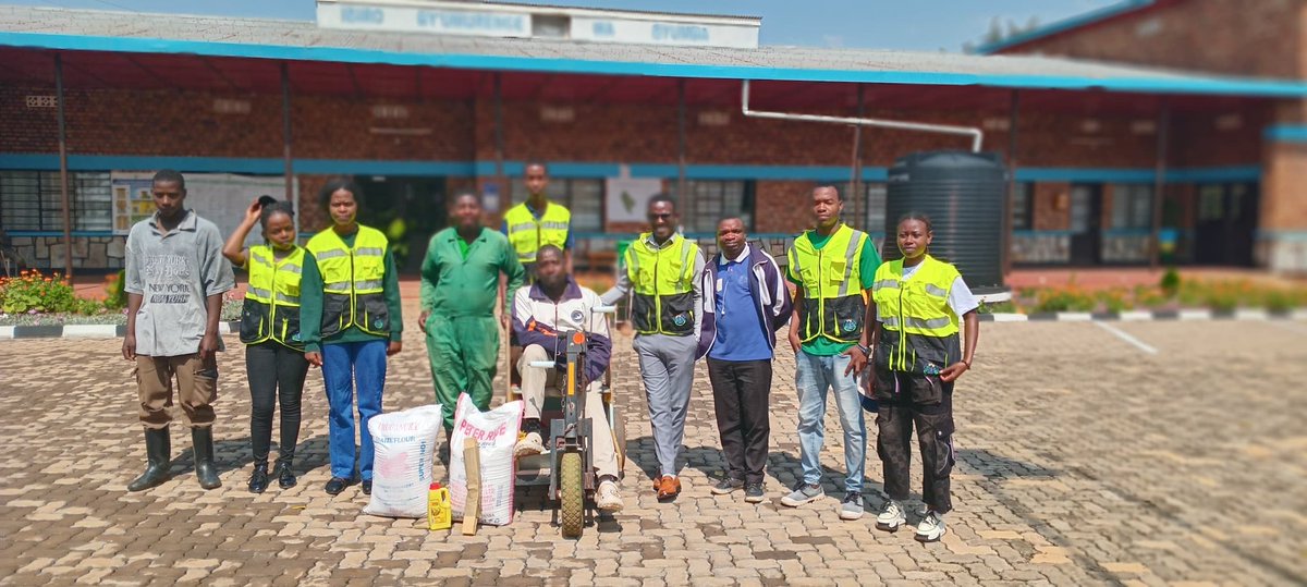 NYCByumba's tweet photo. None tariki ya 04/10/2025
Muri uku kwezi k'ubukorerabushake urubyiruko  rwo mu murenge wa Byumba kubufatanye n'urubyiruko rw'abakorerabushake rwo muri kaminuza ya @UTAB_BYUMBA twaremeye umwe mubafite ubumuga wo mu kagari ka Kibali umudugudu wa Rugarama Nduhungirehe Jean Claude https://t.co/SBK4LQ5mwZ