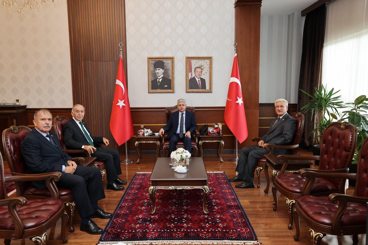 Türkiye Belediye Başkanları Birliği Temsilciliğinin açılışı vesilesiyle bulunduğumuz Sakarya’da,Yönetim Kurulu Üyelerimiz Sn Halim Çakır ve Sn Ali Özturan ‘la birlikte Valimiz Sn Rahmi Doğan’ı ziyaret ettik.
      Nazik misafirperverliği için Sn Valimize çok teşekkür ederiz