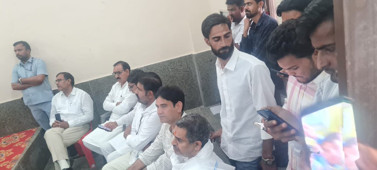 imHimmatsinghG1's tweet photo. राष्ट्रीय कांग्रेस कमेटी अध्यक्ष आदरणीय @kharge ji एवं नेता प्रतिपक्ष श्री@RahulGandhi ji ने संगठन सृजन अभियान के तहत पार्टी संगठन में जिला अध्यक्ष चुनने का अभिनव प्रयोग शुरू किया है। इसमें वरिष्ठ नेताओं को पर्यवेक्षक लगाकर हर जिले, ब्लॉक से फीडबैक लेकर जिला अध्यक्ष नियुक्त किए जाएंगे।

आज दौसा में AICC के दिशा निर्देश पर संगठन सर्जन अभियान के तहत  जिला कांग्रेस दौसा की बैठक आयोजित हुई जिसमें कांग्रेस जिलाध्यक्ष के चुनाव को लेकर चर्चा हुई  इस अवसर पर AICC पर्यवेक्षक पूर्व विधायक श्री @INCanilbhardwaj जी, आमेर विधायक श्री प्रशांत जी शर्मा, PCC महासचिव श्री @DeshrajMeenaIN जी, समन्वयक श्री बेनीप्रसाद जी कटारा, सांसद श्री @AapkaMurarilal जी, पूर्व मंत्री श्री @plmeenaINC जी, पूर्व मंत्री श्रीमती @mamta_bhupesh जी, पूर्व विधायक श्री @GRKhatana_ जी, पूर्व विधायक श्री @ophudla_INC जी, दौसा विधायक श्री @BairwaDc जी, कांग्रेस जिलाध्यक्ष श्री रामजीलाल जी ओढ ,जिला प्रमुख श्री हीरालाल जी सैनी,सभी प्रधान, चेयरमैन व सभी अग्रिम संगठन के पदाधिकारी मौजूद रहे।