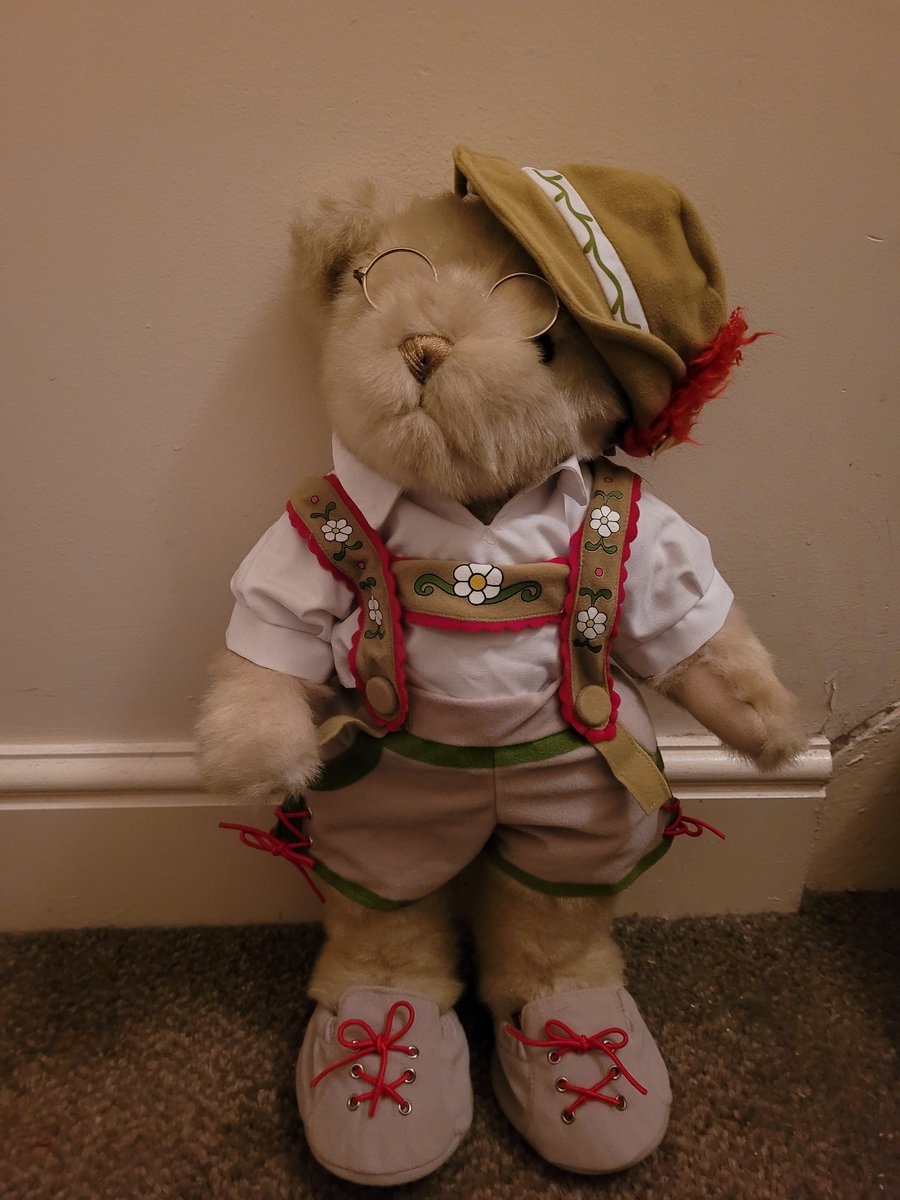 Tommy "I'm looking forward to Oktoberfest at the Furhaus Pumpe tonight! Cuthie's on a date!"
#BearingtonOktoberfest