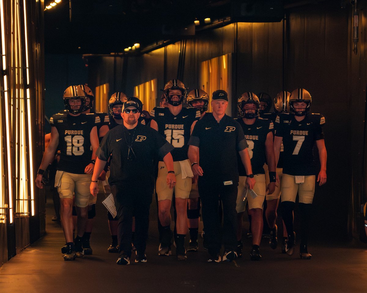 NISReport's tweet photo. Getting ready for kick here in West Lafayette

📸: @BowenArrowPhoto https://t.co/bD4N5JaVF4