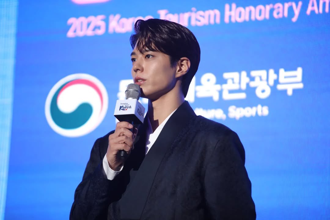 sbogummyss's tweet photo. bogum at the korea tourism honorary ambassador appointment ceremony 🥺🤍

“Why does Bogum look 3D while I look 2D… I have so many precious photos and videos that I’ll probably be posting,
hope that’s okay…?
I’m truly grateful, again and again, for my job”

she’s so real 😭😭
cr : soa.kwon on ig 
#ParkBoGum #박보검 #朴寶劍
