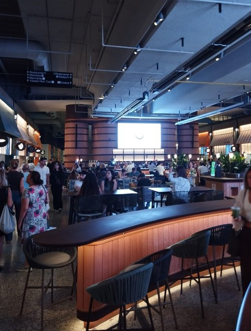 Şimdi sen kalkıp gidiyorsun. Git.
Gözlerin durur mu, onlar da gidiyorlar
Gidiyorlar
Oysa ben senin gözlerinsiz edemem bilirsin-C. Süreya
Kadıköy bağımlılık yapar. Buradan #İyiakşamlşar