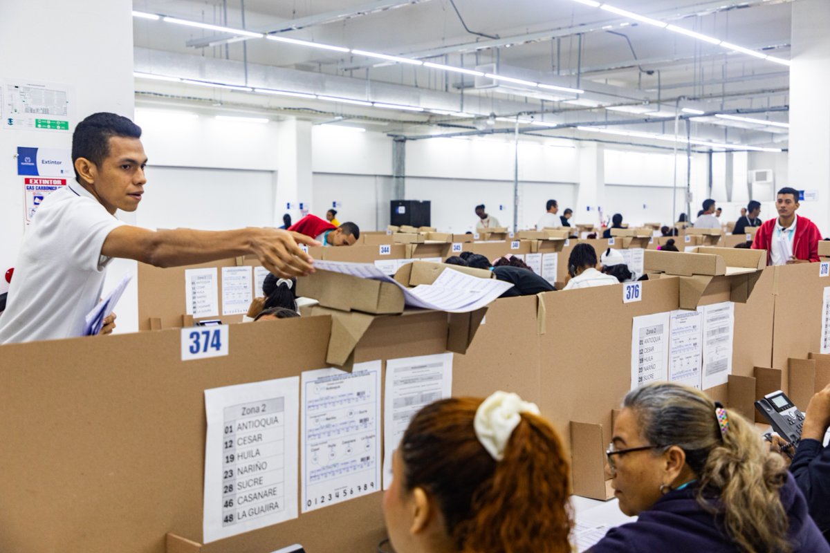 Registraduria's tweet photo. Desde el Centro de Recepción Telefónica (CRT) en Barranquilla 📍 avanza con total normalidad la jornada de simulacro de preconteo, un ejercicio clave para fortalecer la transparencia y la confianza en el proceso electoral. https://t.co/k5aaAjyxcI