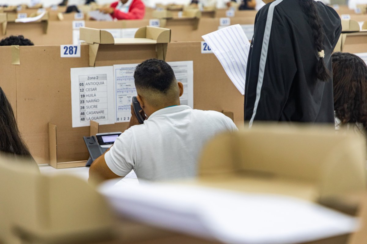 Registraduria's tweet photo. Desde el Centro de Recepción Telefónica (CRT) en Barranquilla 📍 avanza con total normalidad la jornada de simulacro de preconteo, un ejercicio clave para fortalecer la transparencia y la confianza en el proceso electoral. https://t.co/k5aaAjyxcI