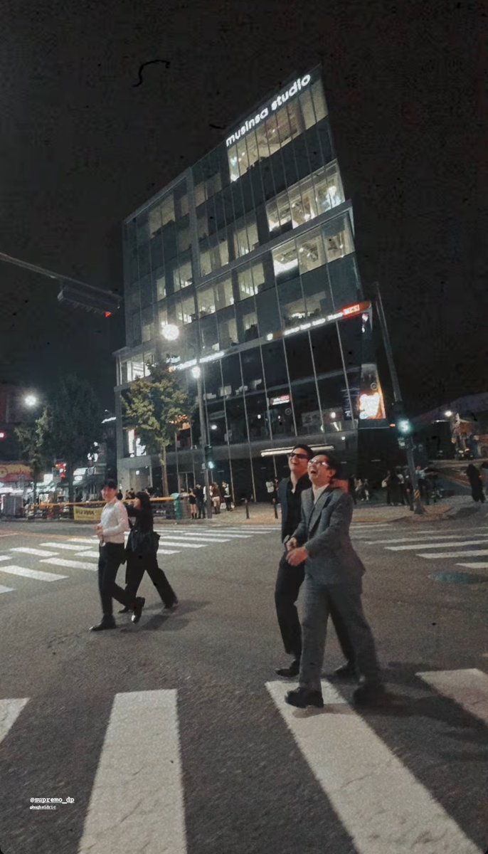 aeternally_'s tweet photo. Happily strolling the streets of Seoul after the ceremony 🤸 https://t.co/a3Nbhdwhsp