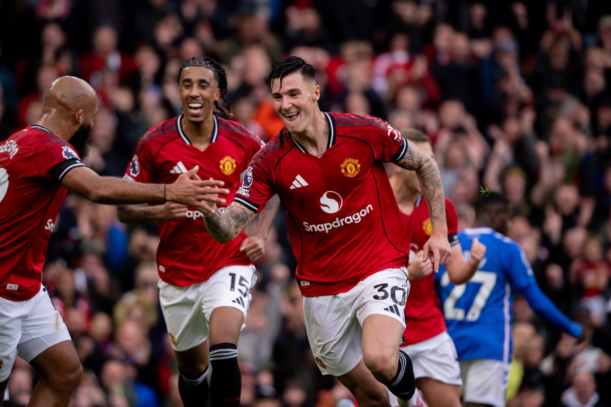 OmwambaFamily's tweet photo. Amorim makes his last two changes...
ON: Maguire, Ugarte
OFF: Yoro, Casemiro
Felt like the Case sub was coming after the booking.
86' | ๐ด 2-0 | #MUFC #MUFC #SUNFC #MUNSUN https://t.co/rXMy8xLFfQ