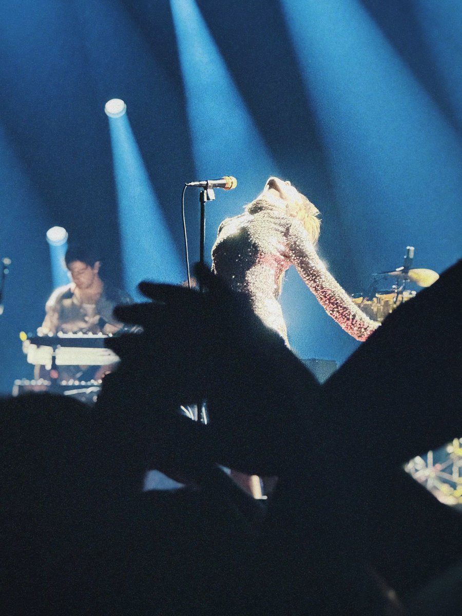 countstrap's tweet image. still suffering from long term post-paramore-concert depression… can’t believe this is a photo i took #takemeback