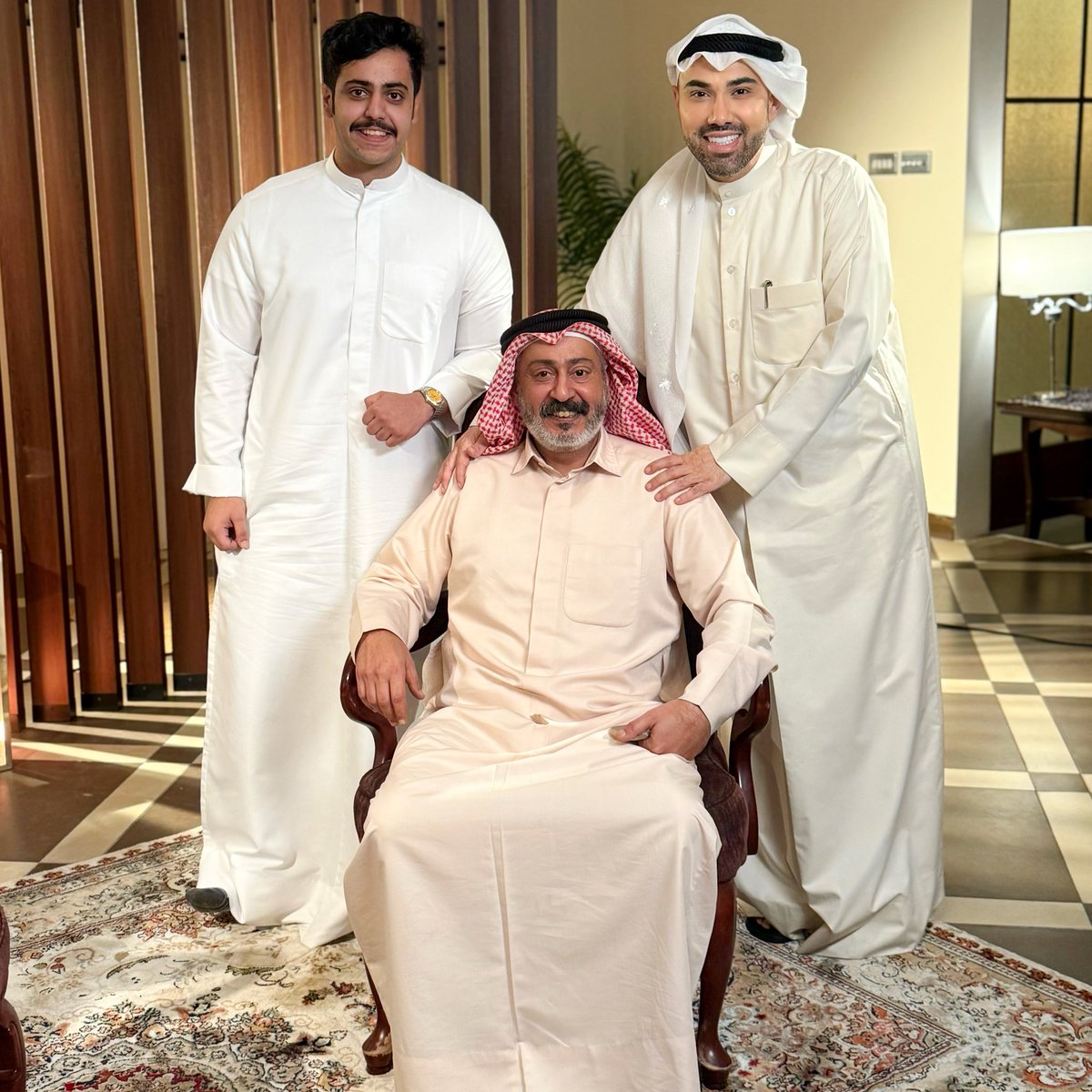 ضيفنا القادم سيكون 

أخي العزيز ابن الأعزاء الفنان هو عبدالعالي بن سعد الجري حفيد ( المجبر ) عبدالعالي العتيبي رحمه الله نحات الأخشاب المعروف فهو حرفي عالمي تخصص في خراطة ونحت ونجارة الخشب وهو عضو في المنظمة العالمية للأخشاب وشارك في فعاليات محلية ودولية ومثل دولة الكويت في