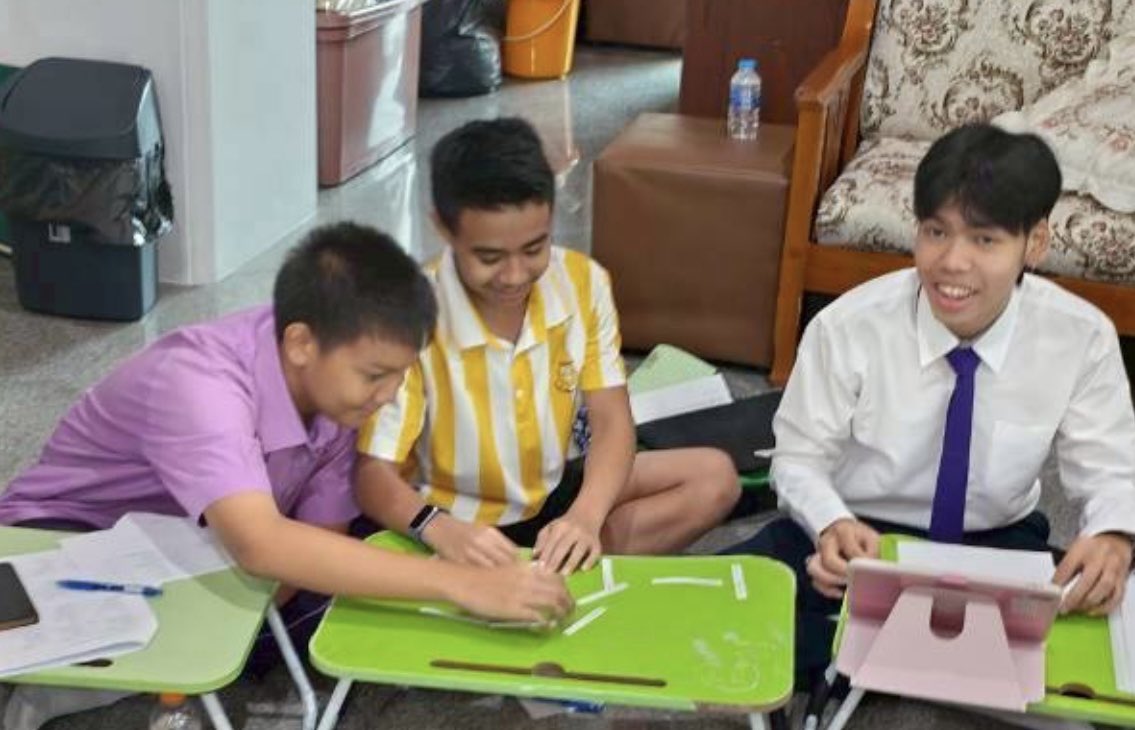 SPICHAI2's tweet photo. Ça commence ! Premier cours de français pour les jeunes guides de Wat Pho à Bangkok 🎓🇫🇷
Grâce à la SMLH, thaï et à nos partenaires, la jeunesse thaïlandaise se prépare à accueillir le monde avec fierté 🌍✨
#JeunesseEnAction @FRenThailande @SmlhNational @LegendusEst https://t.co/zPi2p3Hrj8