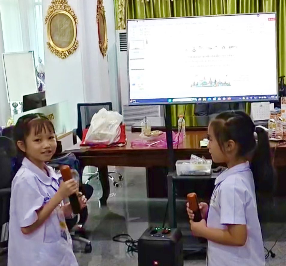 SPICHAI2's tweet photo. Ça commence ! Premier cours de français pour les jeunes guides de Wat Pho à Bangkok 🎓🇫🇷
Grâce à la SMLH, thaï et à nos partenaires, la jeunesse thaïlandaise se prépare à accueillir le monde avec fierté 🌍✨
#JeunesseEnAction @FRenThailande @SmlhNational @LegendusEst https://t.co/zPi2p3Hrj8