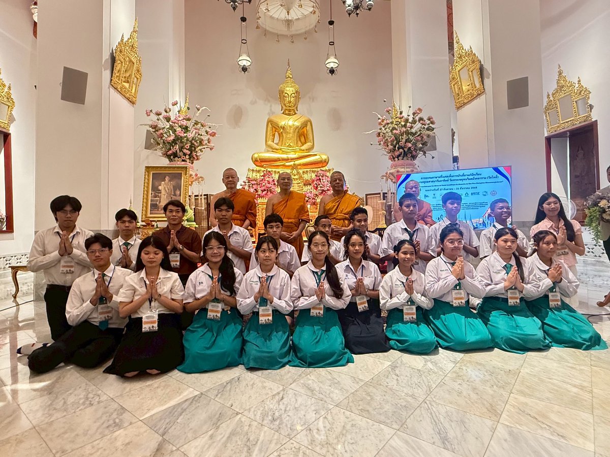 SPICHAI2's tweet photo. Ça commence ! Premier cours de français pour les jeunes guides de Wat Pho à Bangkok 🎓🇫🇷
Grâce à la SMLH, thaï et à nos partenaires, la jeunesse thaïlandaise se prépare à accueillir le monde avec fierté 🌍✨
#JeunesseEnAction @FRenThailande @SmlhNational @LegendusEst https://t.co/zPi2p3Hrj8