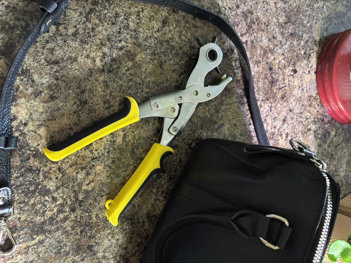 dawn_kimmy_nl's tweet image. I bought this leather punch for my purse strap. The strap was too long and now I have fixed it and can finally use my bag! 💼 👜👛👝

#doityourself