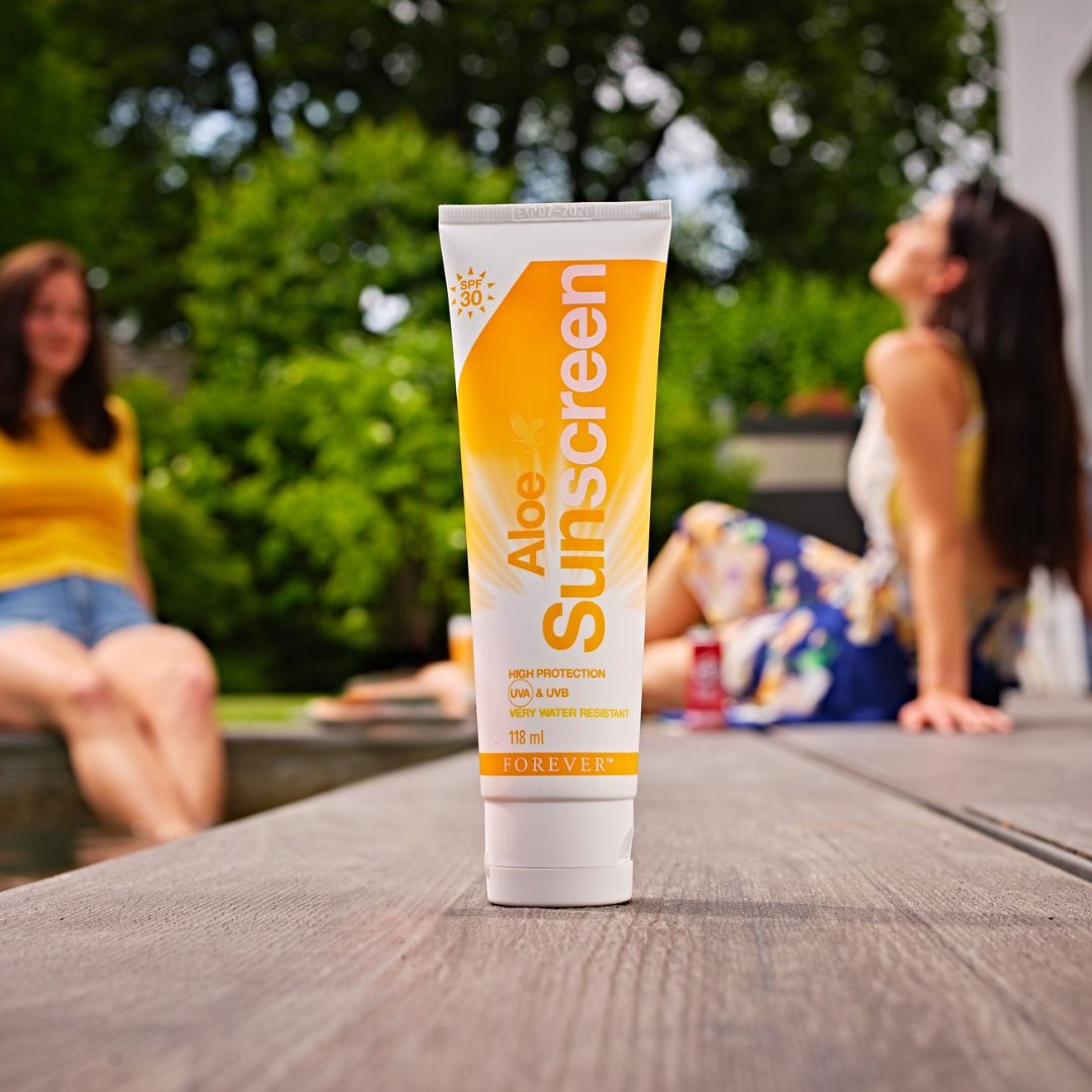 FlpSAfrica's tweet photo. Soak up the sun by the pool without a worry. Aloe Sunscreen protects your skin while you enjoy every moment of summer.
#AloeSunscreen #ForeverSouthernAfrica https://t.co/iJ536wAXjw