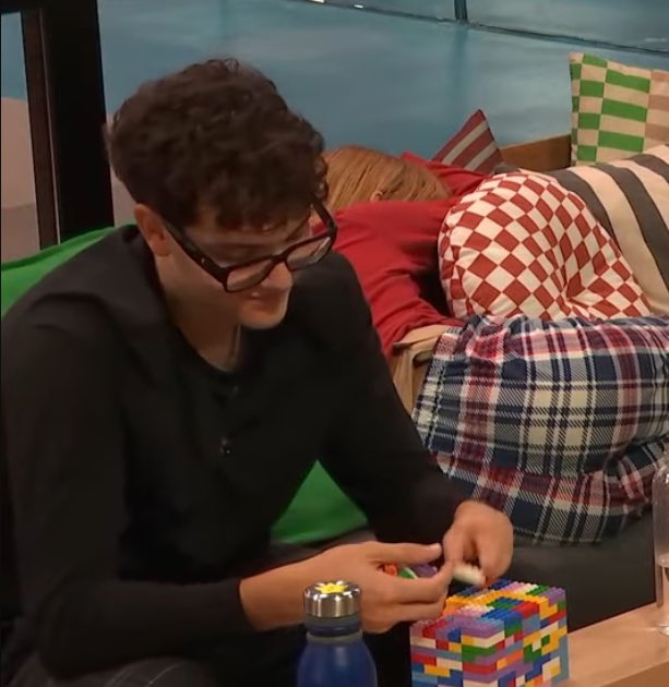 giratvtto's tweet image. q alguien le pegue las gafas a la cara con superglue #OTDirecto4O