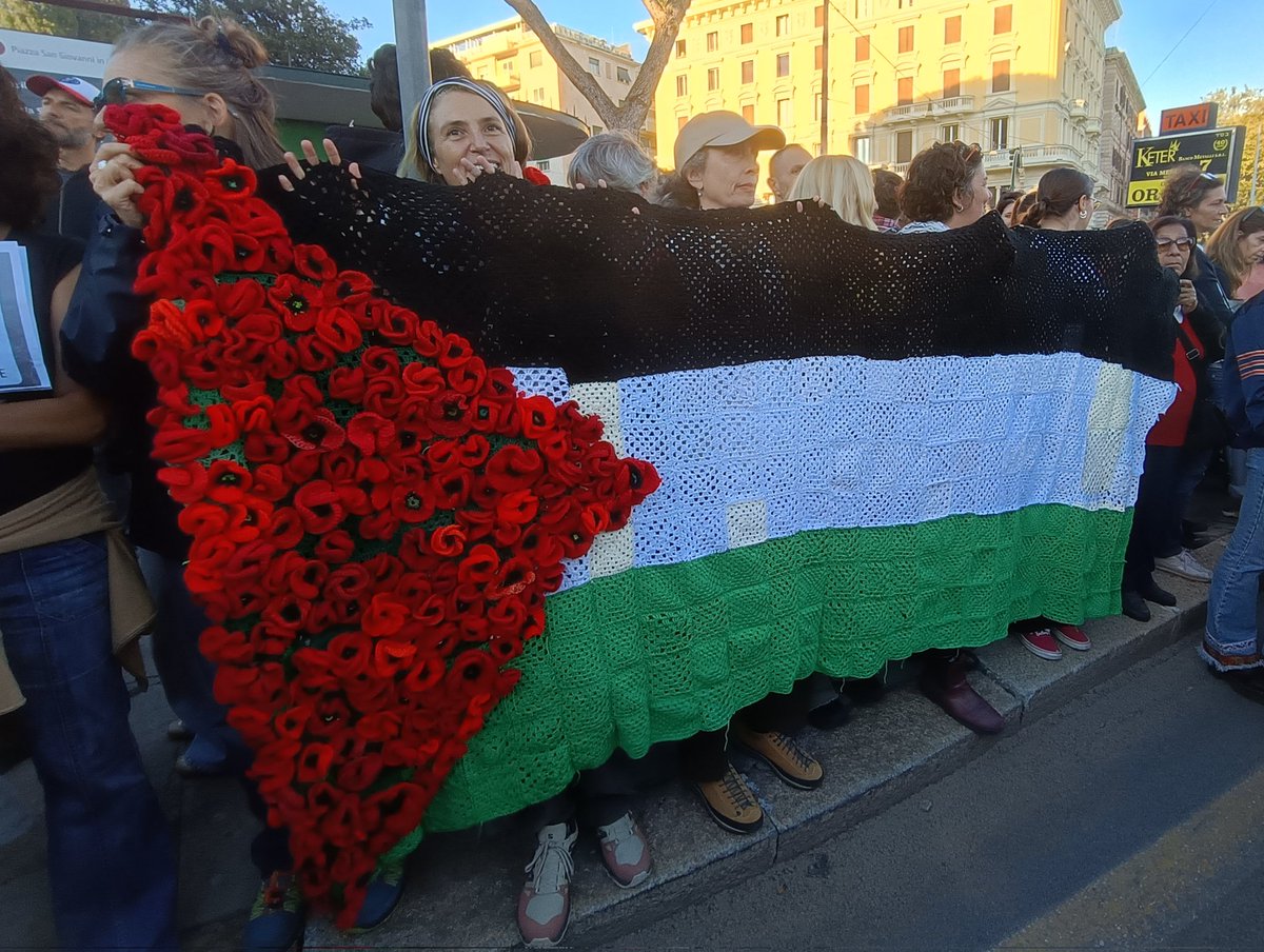 Ecco le pericolose ricamatrici che attentano all'ordine pubblico!!!!!
#BlocchiamoTutto 
#FreeGaza 
#Roma