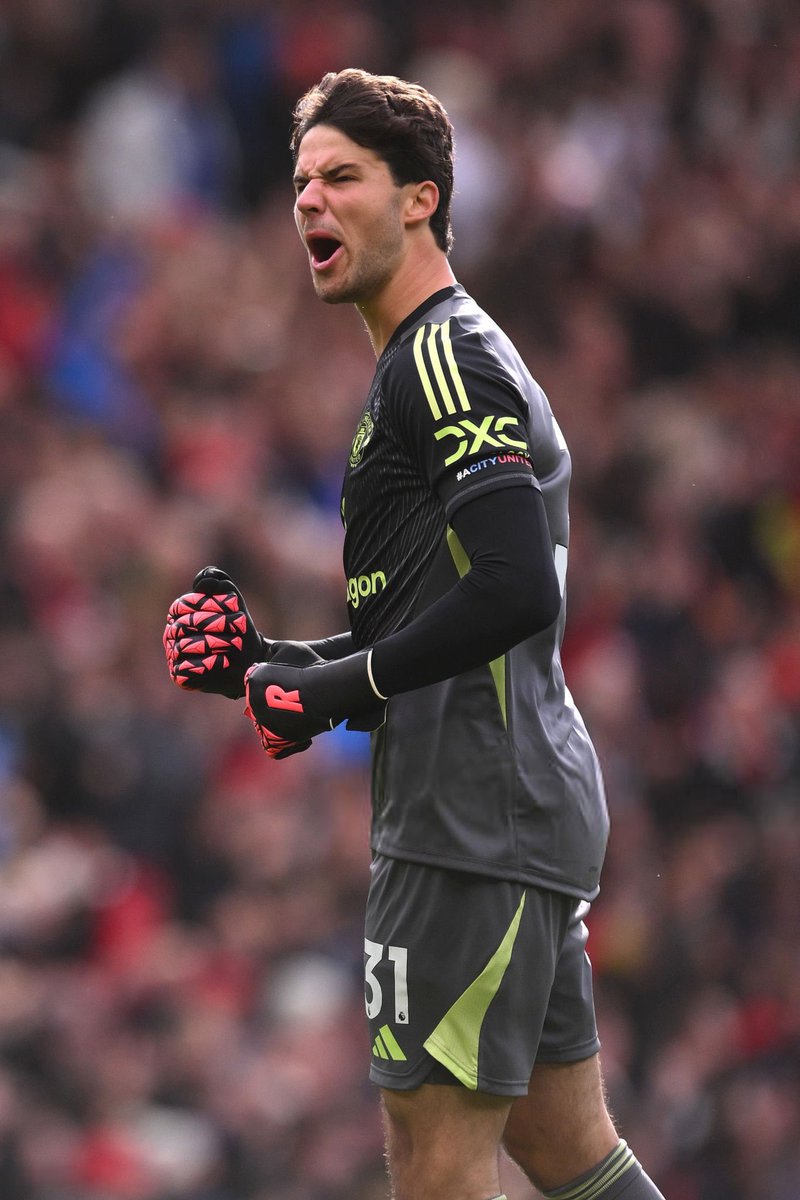 UtdXclusive's tweet photo. The Stretford End is chanting

"Are you Schmeichel in disguise?" to Lammens 😍 https://t.co/9YWvIy8Zgu