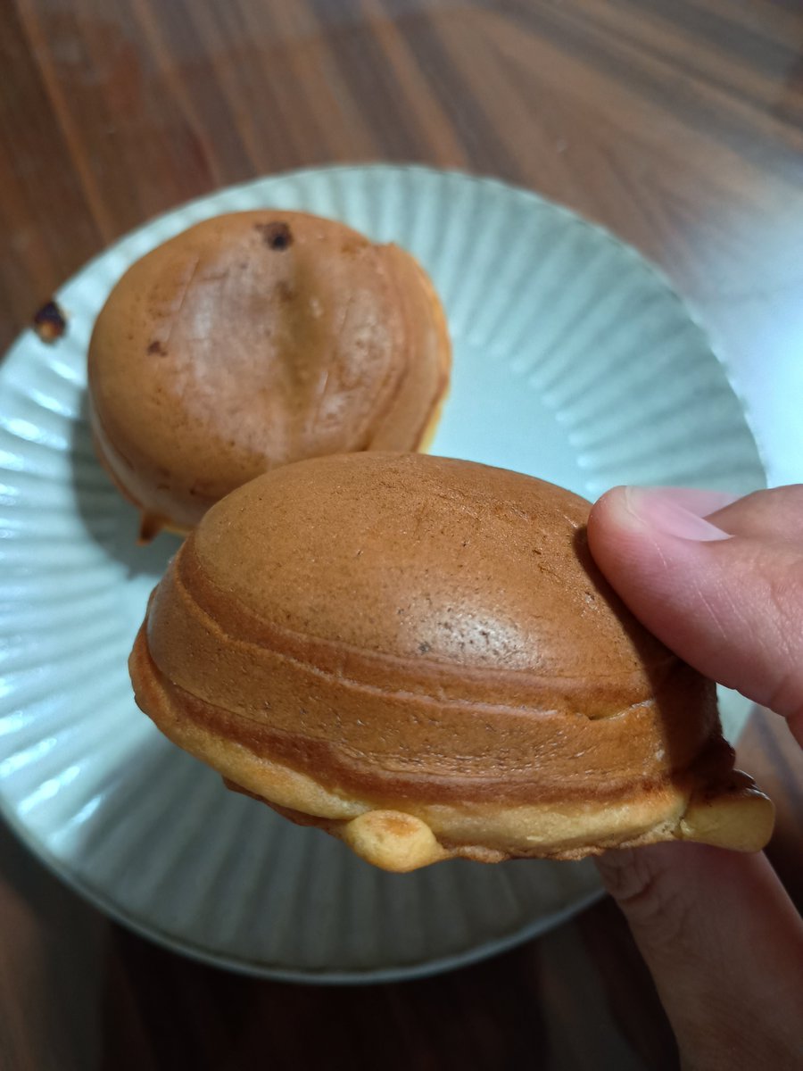 MEETUP会場の阿蘇神社⛩️周辺は食べ歩きの誘惑も😋たしろやさんの饅頭は珍しい半球形👍️しかも1つ💯円❗️白あんと黒あん、あなたはどっち❓️…どっちもでしょう😁✨️
#STEPN #STEPNGO #STEPN全国MEETUP #おやつ