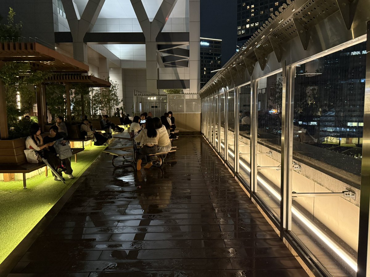 以前、東京駅の周りで休めるところが少ないと不満を書いたけど、大阪駅は凄かった。

縦に伸びている駅は休憩スポットも大量で、22時半にも近いのにこれだけの人が雑談したり寝転んだりしている。地上11階でこの開放感。

しかも若い人ばかり。終電近くまでたわいもない話を続けるんだろうな。青春だな
