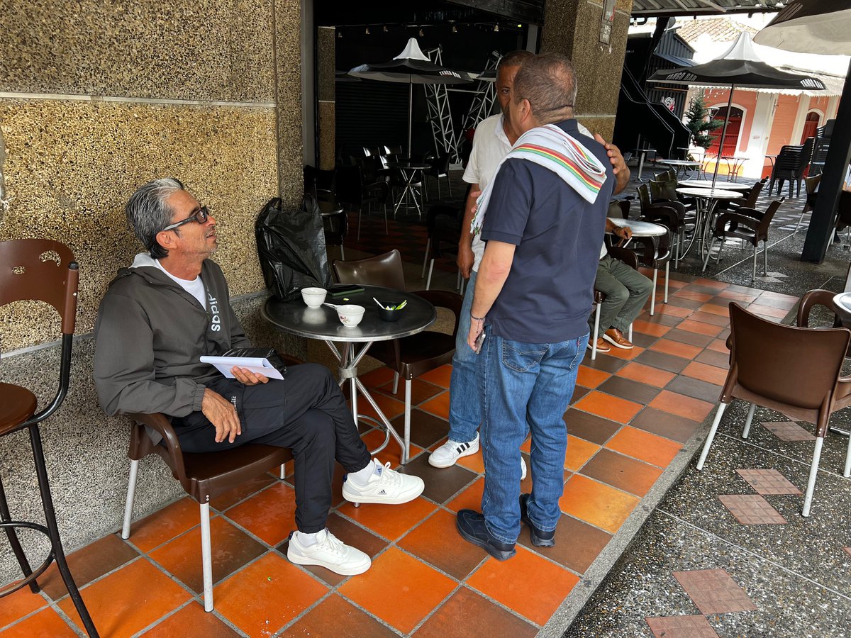 Llegamos a Cisneros a tomar tinto y compartir un buen rato con los amigos ☕💬 Nada como una buena charla en tierra antioqueña.

#TrabajandoPorAntioquia #EquipoDeAntioquia