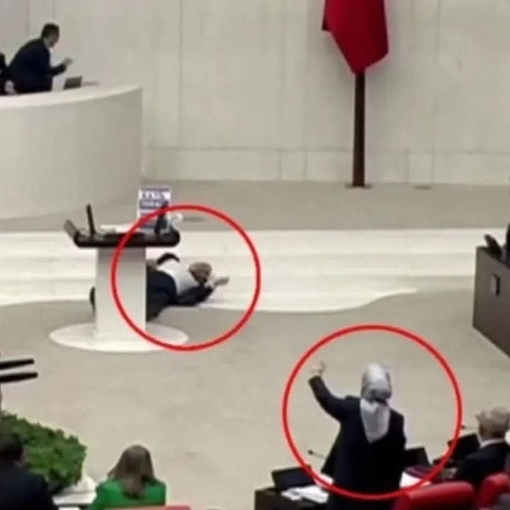Biz ölürken siz nutuk atıyordunuz.
Biz haykırırken siz tüccarlığın utancını büyütüyordunuz.
Biz “menzilimiz Kudüs” diyorduk,
siz afiş, flama sallayıp milletin gazını alıyordunuz.

Ama artık mızrak çuvala sığmıyor, efendiler!
Bir iki kuru lafla günü kurtaramayacaksınız.

Herkes