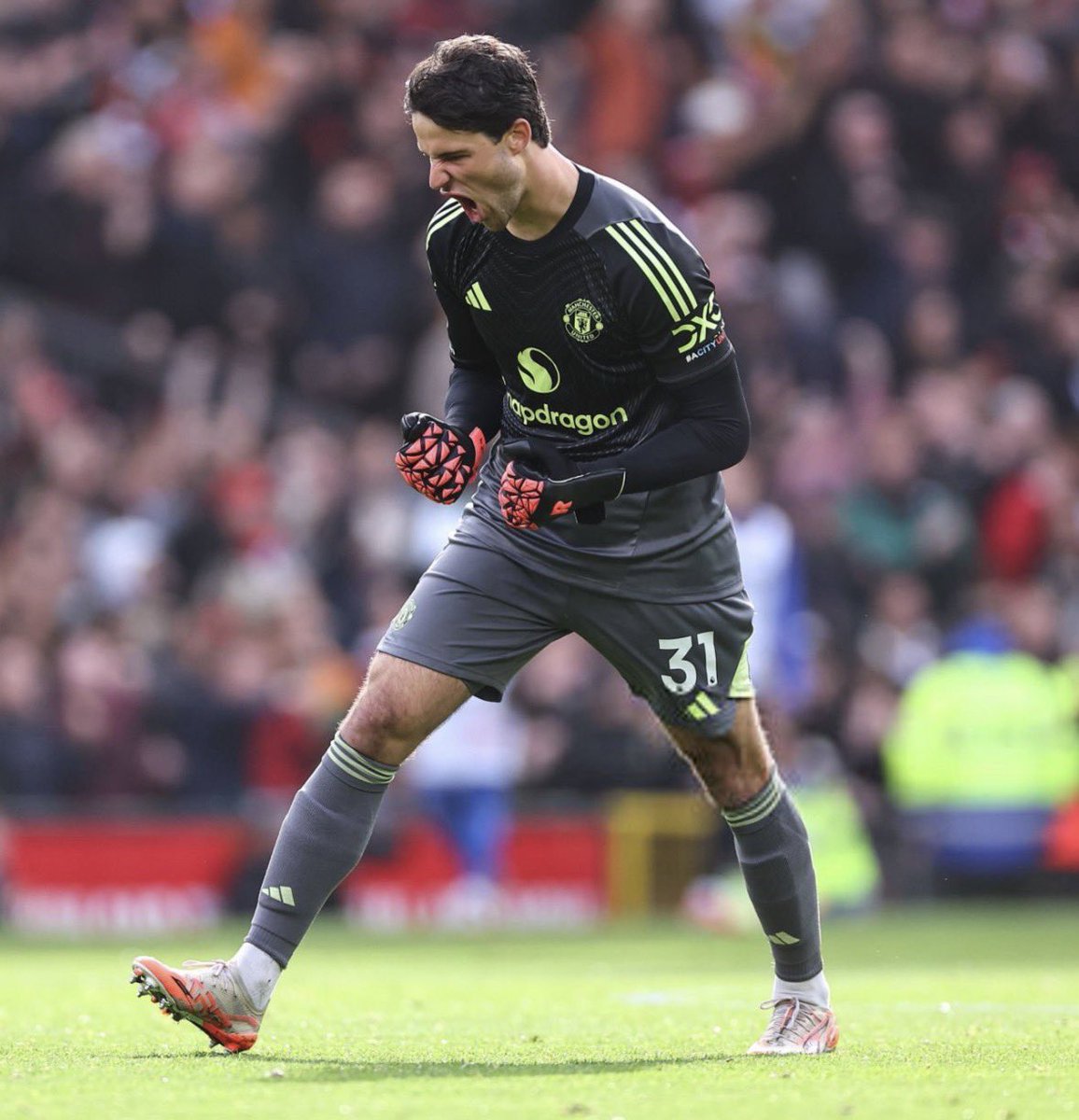 Sebelum pertandingan malam ini, Manchester United belum pernah clean-sheet.

Hari ini dia debut, bikin 3 penyelamatan dan mengantarkan timnya menang + clean-sheet, Senne Lammens. 👏🏽