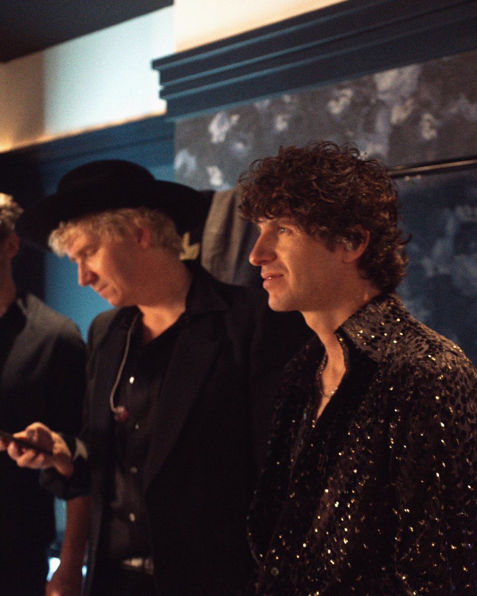 thekooksmusic's tweet photo. The night before we set off on our biggest tour yet, I bumped into Noel Gallagher. Felt like a proper good omen.
He asked where we were playing. I said the Co-op Live in Manchester.
“R kid reckons that’s the best venue in the world.”
Last night was fucking amazing - so I think it might be. - Luke 🖤

📷 Raphael Enlas