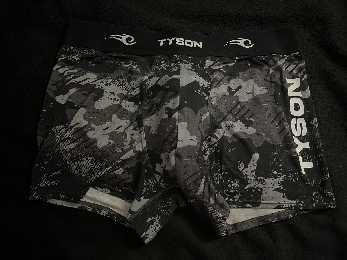 Qui veux recevoir 3 photos de moi dans ce Boxer Tyson? Comme d’hab Like et RT pour que je te DM 😈