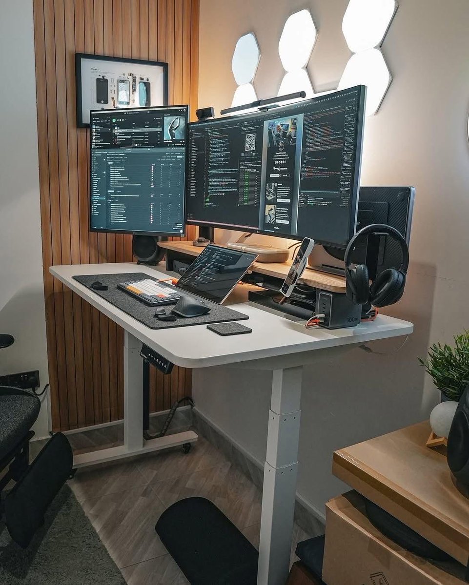 ChefDrStrange1's tweet image. 🖥️Rate this #setup out of 10❓
~
🔔Comment below 👇
~
📸: dm for price.  

653080403 @NcomputeX got u covered 
~
#setupinspiration #setupgoals #setupgamer #gamingsetups #dreamsetup #SetupInspo #setups