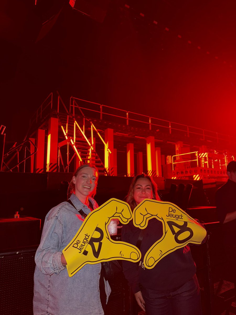 ZiggoDome's tweet photo. Vanavond staat De Jeugd van Tegenwoordig voor de derde keer op ons podium! Deze fans zijn er helemaal klaar voor ✨
#ZiggoDome #DJVT https://t.co/RyDOTgwj0y
