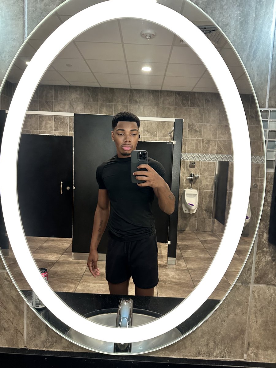 realYNJUS's tweet photo. bored n gym 🥱 https://t.co/eAGMLSLIK4