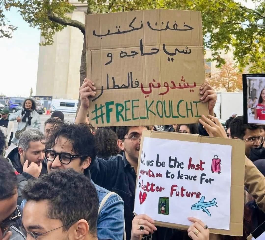 Ce jeune homme a écrit « J’ai eu peur d’écrire quelque chose et d’être arrêté à l’aéroport quand je voudrai rentrer»
Et en effet, nous avons tous peur…Mais nous continuons à écrire, car le silence est une forme de complicité.
* sit-in Paris 4/10/2025